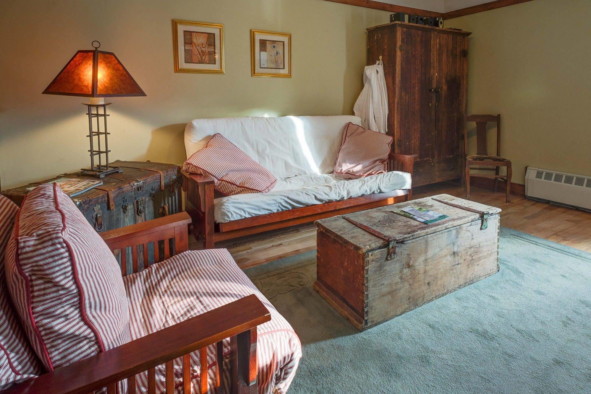 Country Encounters Accommodations Coleman Екстериор снимка