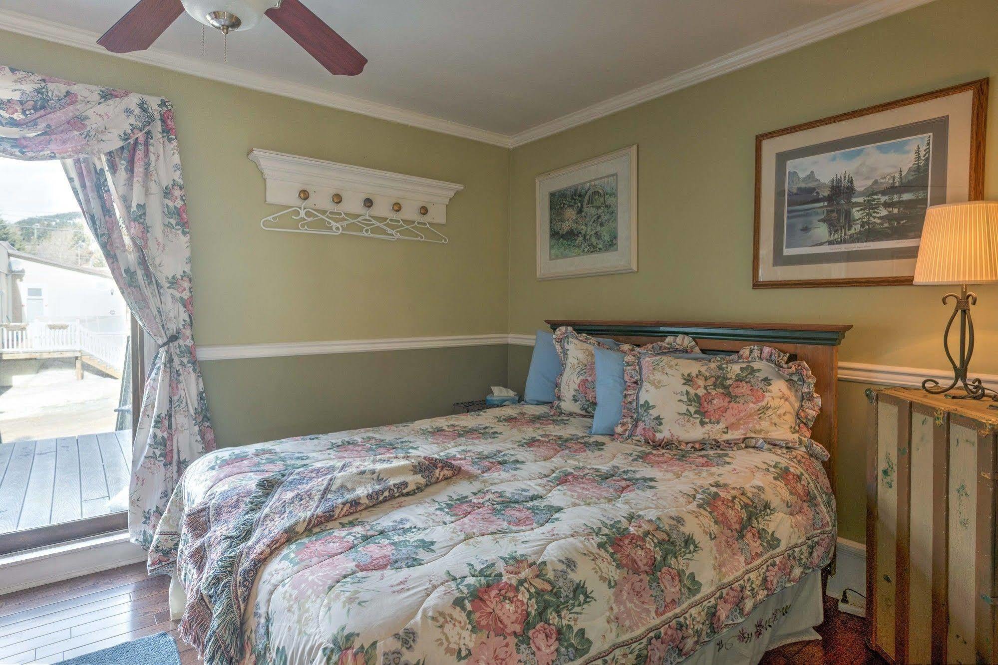 Country Encounters Accommodations Coleman Екстериор снимка