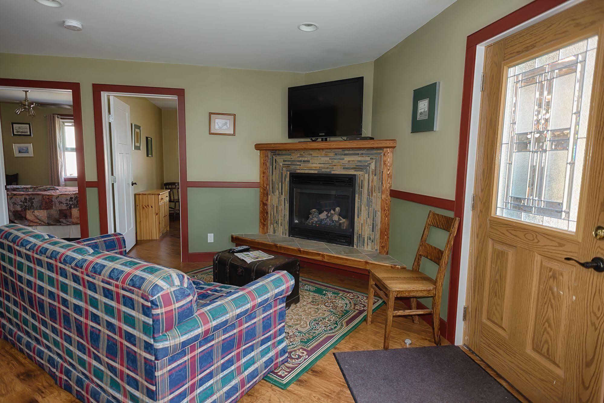 Country Encounters Accommodations Coleman Екстериор снимка