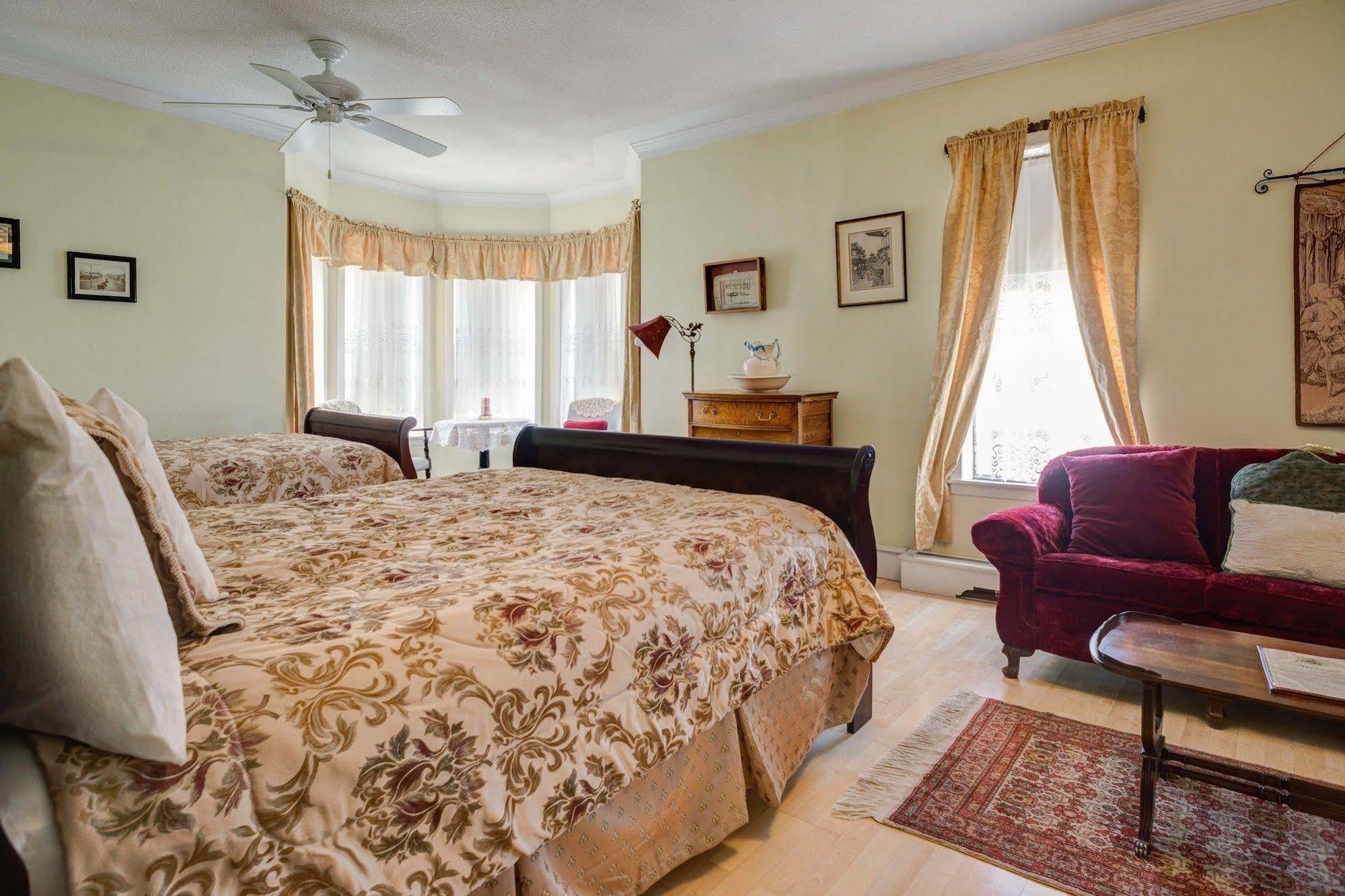 Country Encounters Accommodations Coleman Екстериор снимка