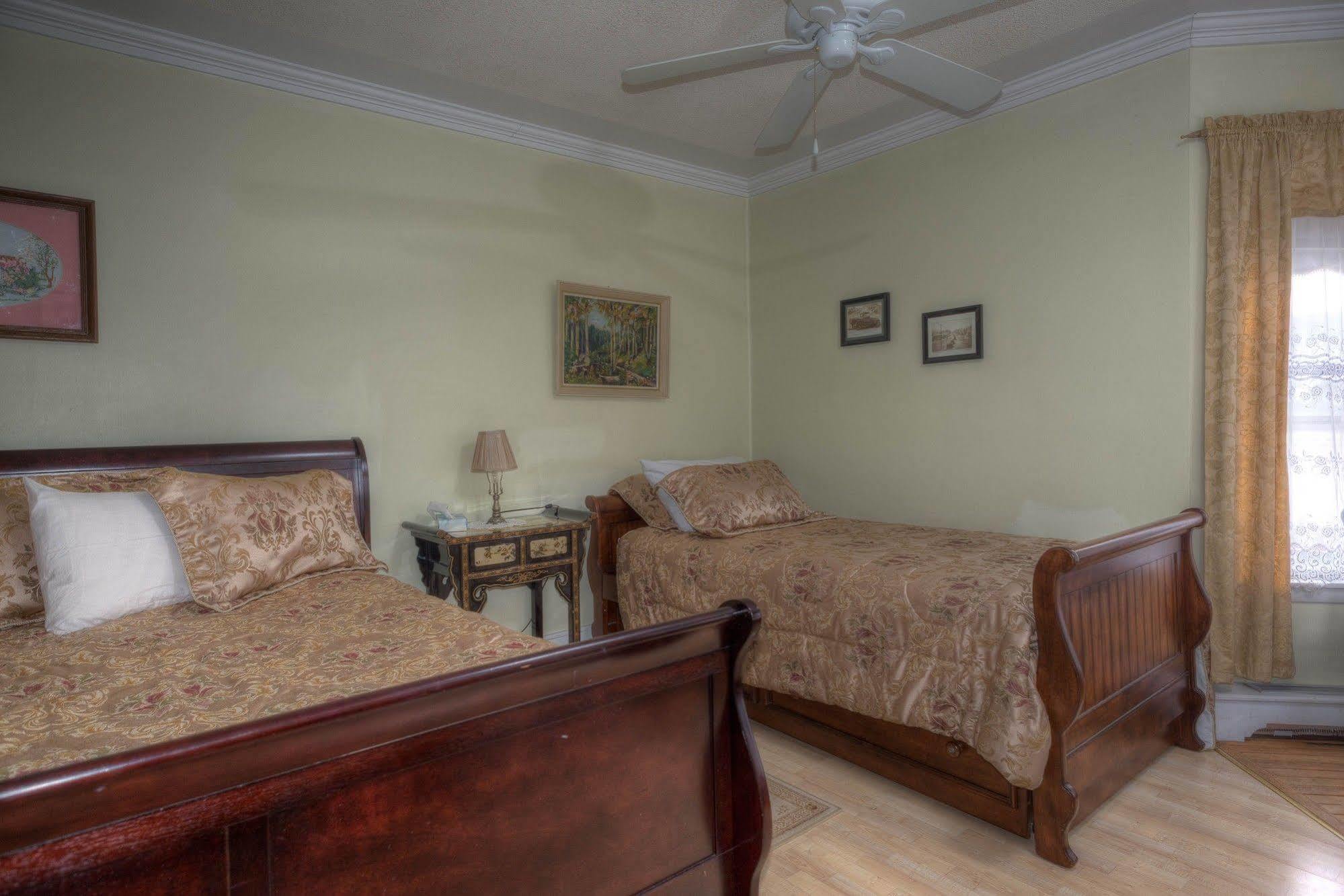 Country Encounters Accommodations Coleman Екстериор снимка