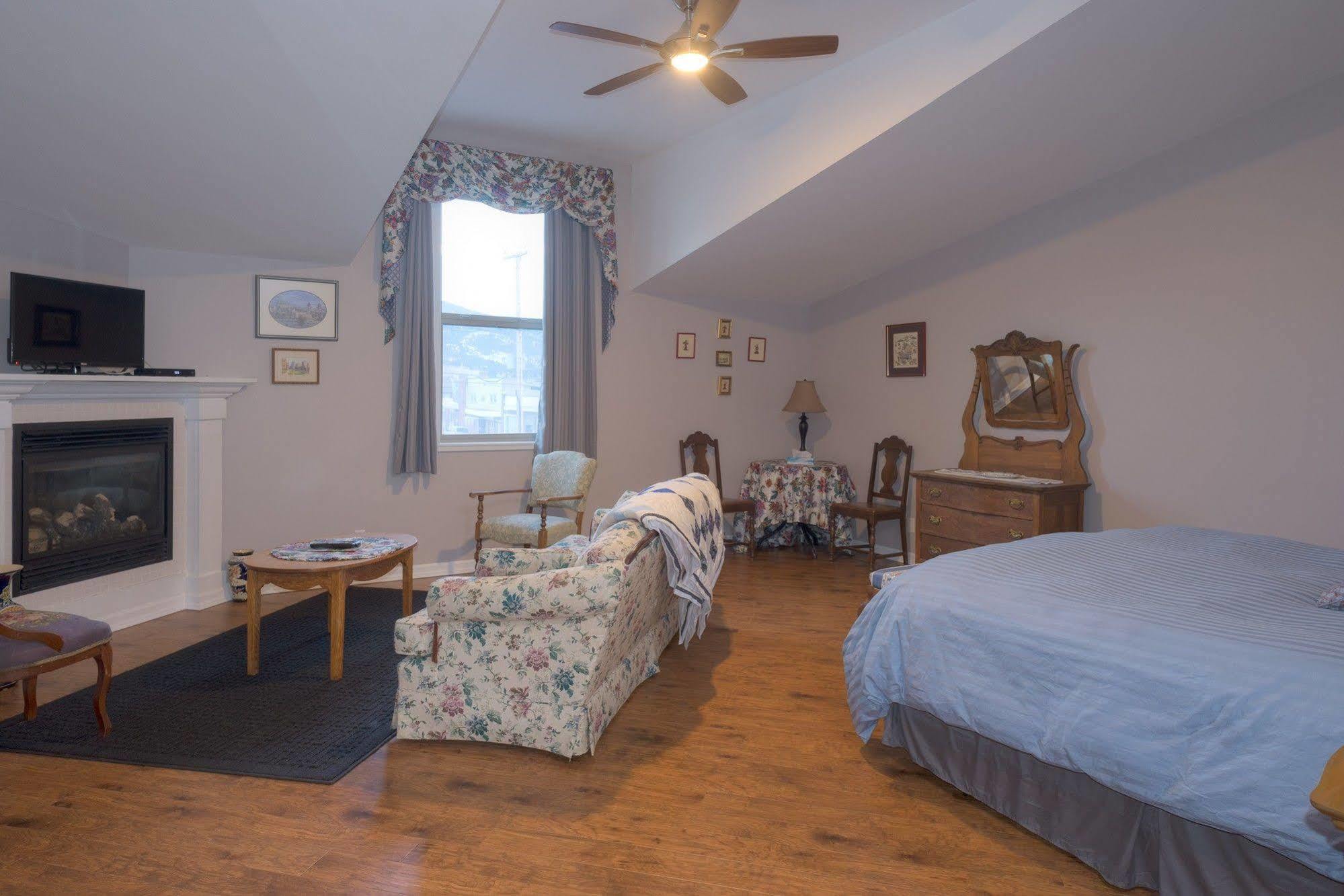 Country Encounters Accommodations Coleman Екстериор снимка